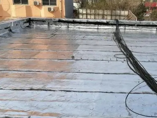 绥化市卫生间漏水维修公司分享下绥化市屋面楼顶防水刚性防水层施工要点。